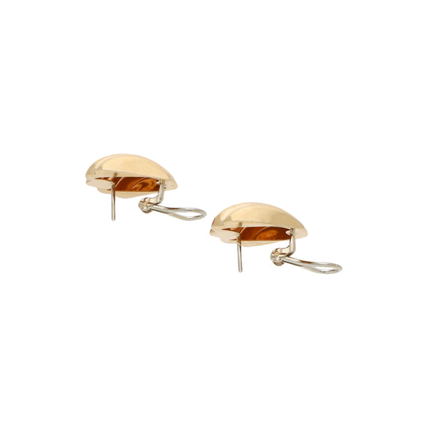 Aretes laminados motivo concha en oro amarillo 14 kilates.