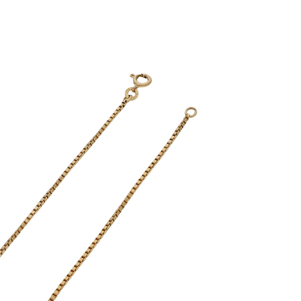 Collar eslabón cuadrado cruzado en oro amarillo 18 kilates.