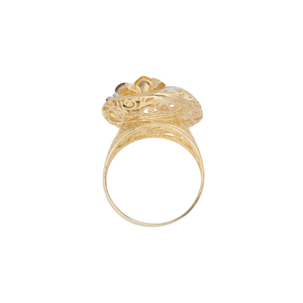 Anillo calado con aplicaciones motivo rosa y anillo liso con sintético en oro dos tono 14 kilates.