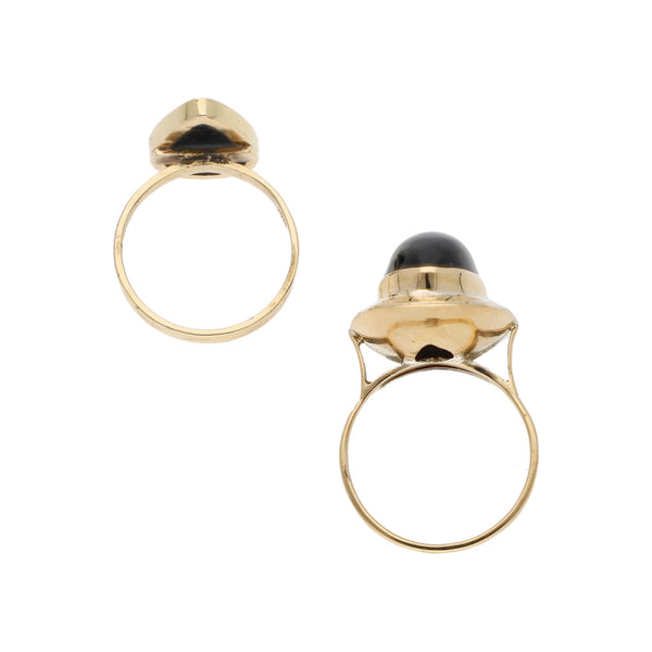Dos anillos diseño especial con sintéticos en oro dos tonos 14 kilates.