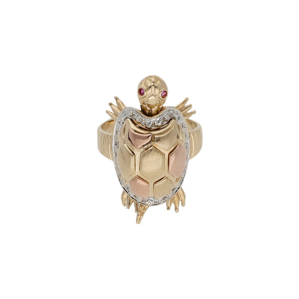 Anillo diseño especial motivo tortuga con sintéticos en oro tres tonos 14 kilates.