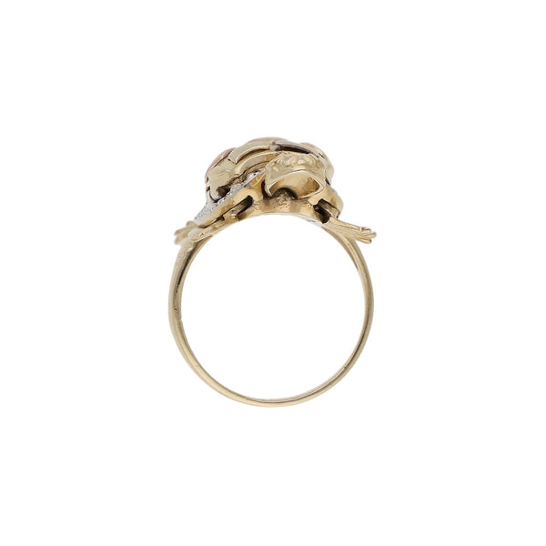 Anillo diseño especial motivo tortuga con sintéticos en oro tres tonos 14 kilates.