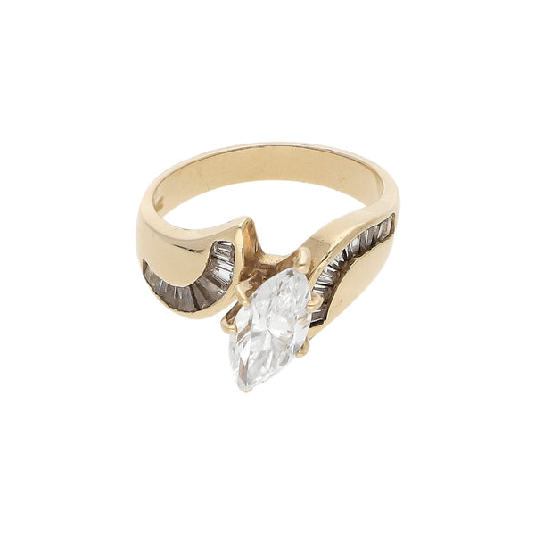 Anillo de compromiso con circonias en oro amarillo 14 kilates.