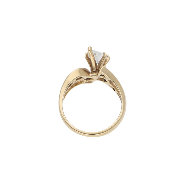 Anillo de compromiso con circonias en oro amarillo 14 kilates.