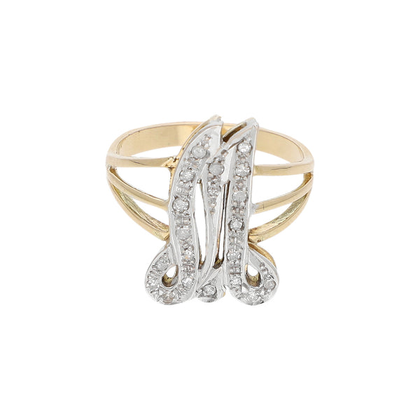 Anillo diseño especial motivo letra M con diamantes en oro dos tonos 14 kilates.