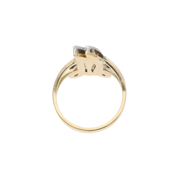 Anillo diseño especial motivo letra M con diamantes en oro dos tonos 14 kilates.