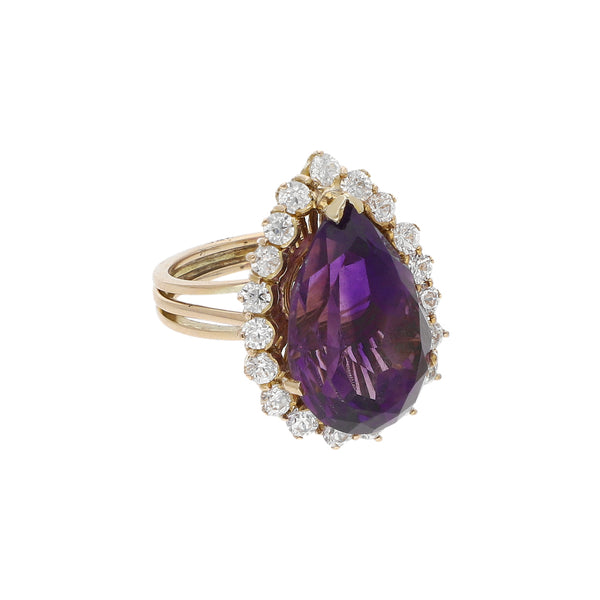 Anillo diseño especial con sintéticos en oro amarillo 14 kilates.