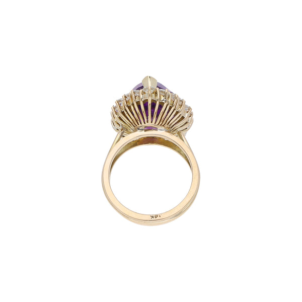 Anillo diseño especial con sintéticos en oro amarillo 14 kilates.