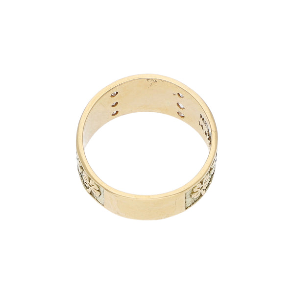 Anillo labrado con circonias motivos de la suerte en oro amarillo 14 kilates.
