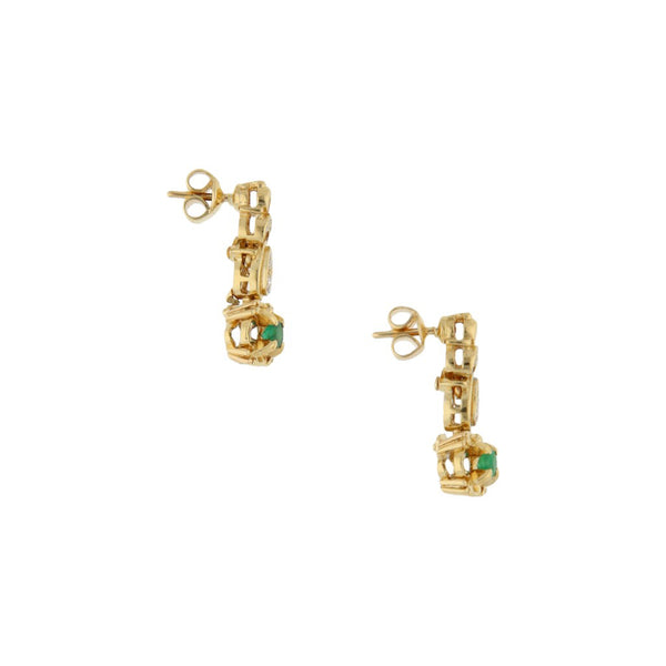 Broqueles estilizados con diamantes y esmeraldas en oro amarillo 18 kilates.