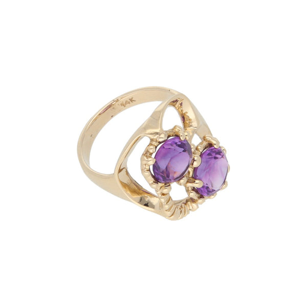 Anillo calado con sintéticos en oro amarillo 14 kilates.