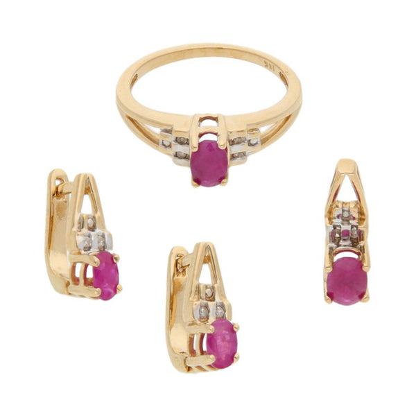 Juego de anillo, aretes y dije diseño especial con diamantes y rubís en oro amarillo 14 kilates.
