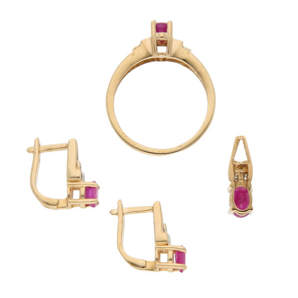 Juego de anillo, aretes y dije diseño especial con diamantes y rubís en oro amarillo 14 kilates.