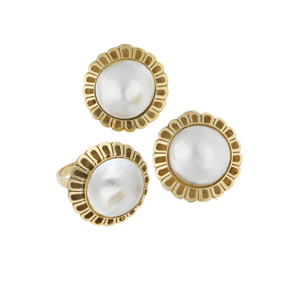 Juego de anillo y aretes calados con medias perlas en oro amarillo 14 kilates.