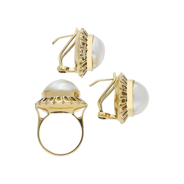 Juego de anillo y aretes calados con medias perlas en oro amarillo 14 kilates.