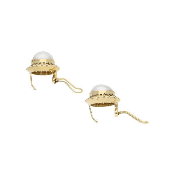 Juego de anillo y aretes calados con medias perlas en oro amarillo 14 kilates.