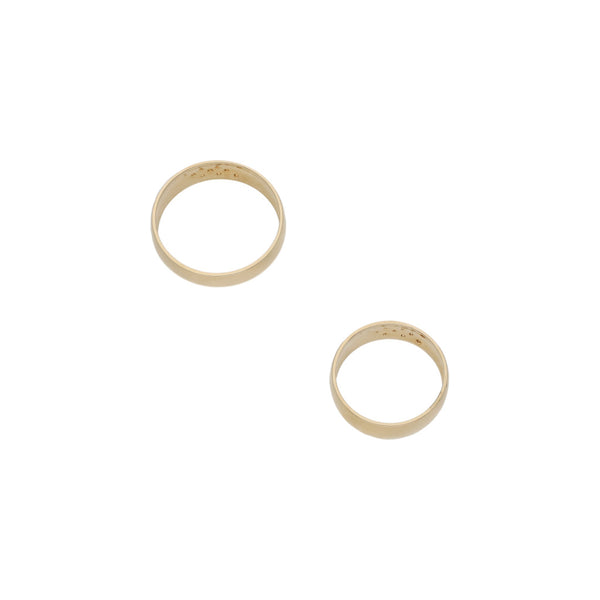 Dos argollas lisas con circonias en oro amarillo 14 kilates.