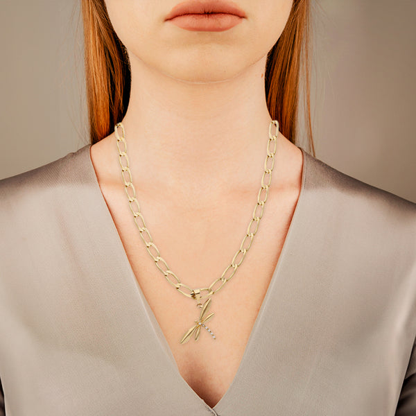 Collar eslabón encontrado y dije diseño especial con circonias motivo libélula en oro amarillo 14 kilates.