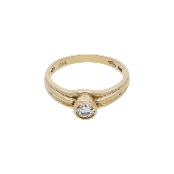 Anillo de compromiso con circonia en oro amarillo 14 kilates.