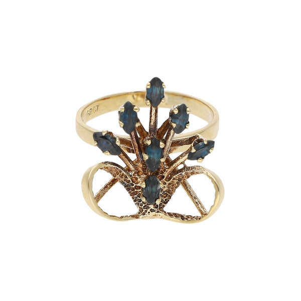 Anillo diseño especial con sintéticos en oro amarillo 14 kilates.