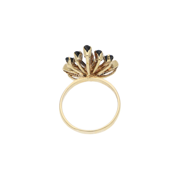 Anillo diseño especial con sintéticos en oro amarillo 14 kilates.