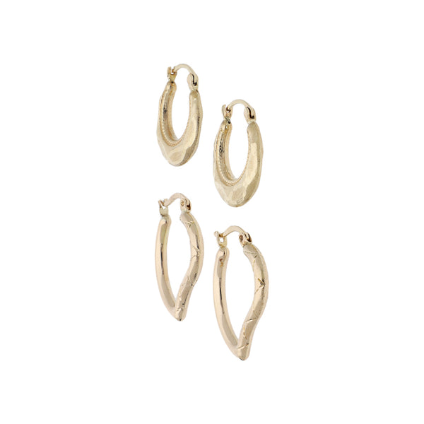 Dos arracadas diseño especial en oro amarillo 14 kilates.
