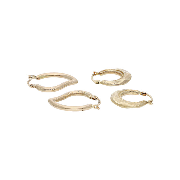 Dos arracadas diseño especial en oro amarillo 14 kilates.