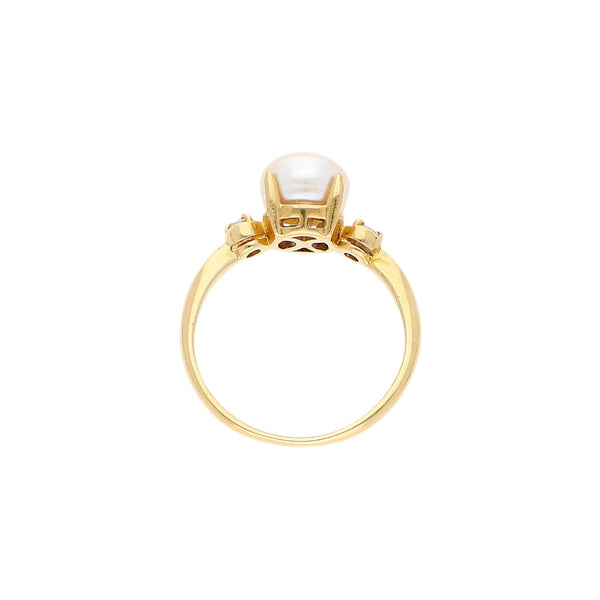 Anillo diseño especial con diamantes y perla en oro amarillo 18 kilates.