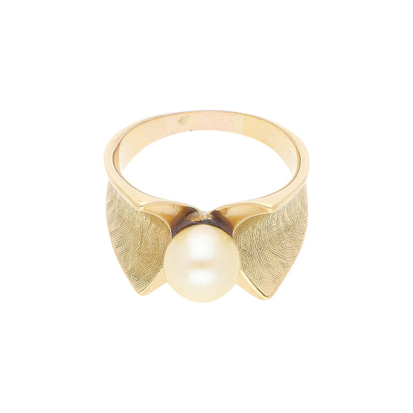 Anillo diseño especial con perla en oro amarillo 14 kilates.