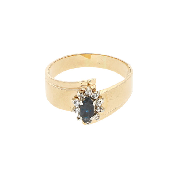 Anillo estilizado con diamantes y zafiro en oro dos tonos 14 kilates.