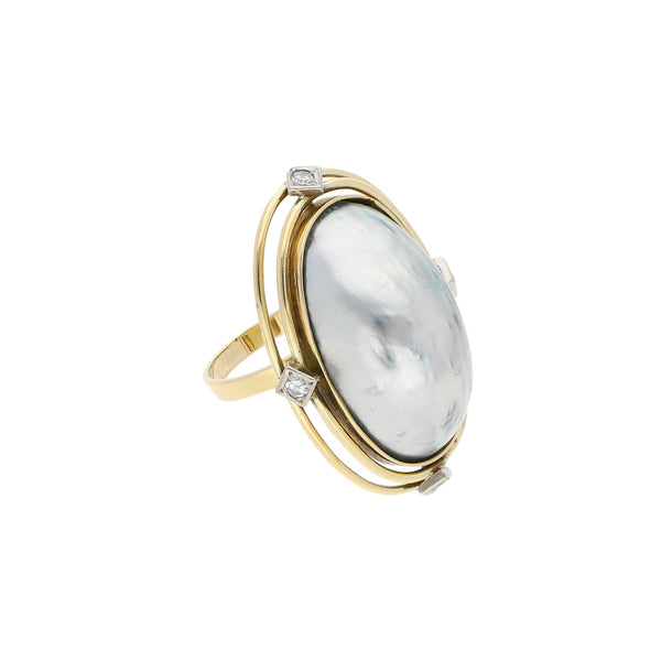 Anillo diseño especial con diamantes y media perla en oro dos tonos 14 kilates.