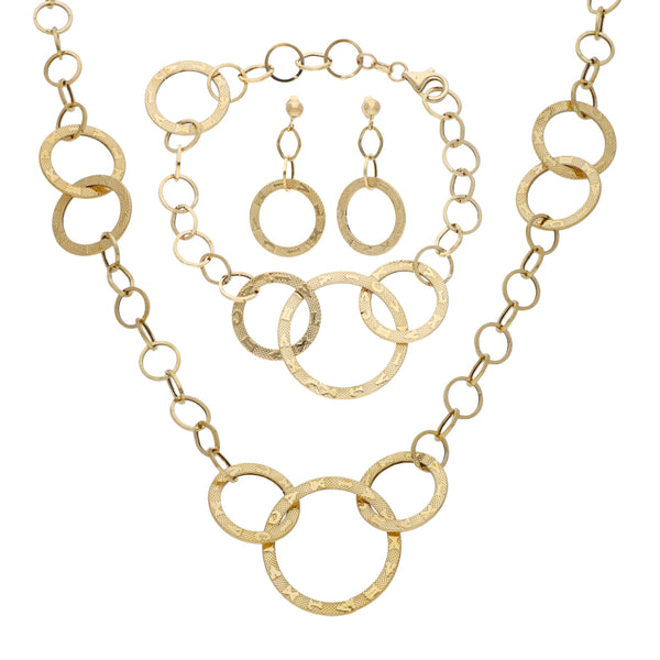 Juego de gargantilla, pulsera eslabón cruzado y broqueles con aplicación motivo aros en oro amarillo 14 kilates.