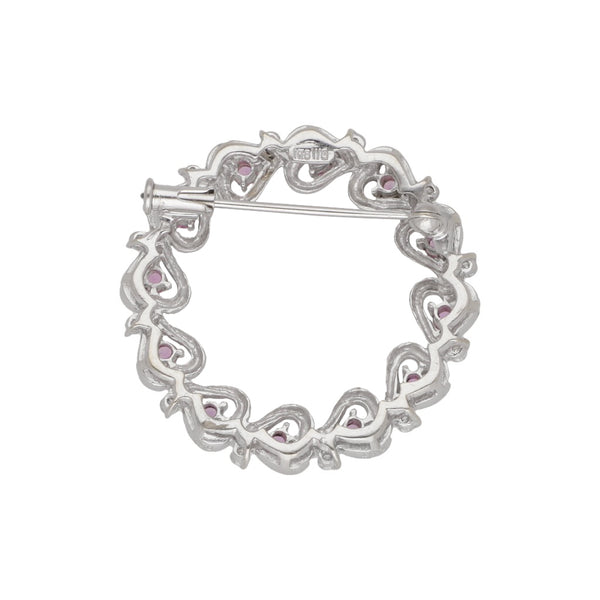 Prendedor diseño especial motivo corazones en diamantes y rubies en oro blanco 18 kilates.