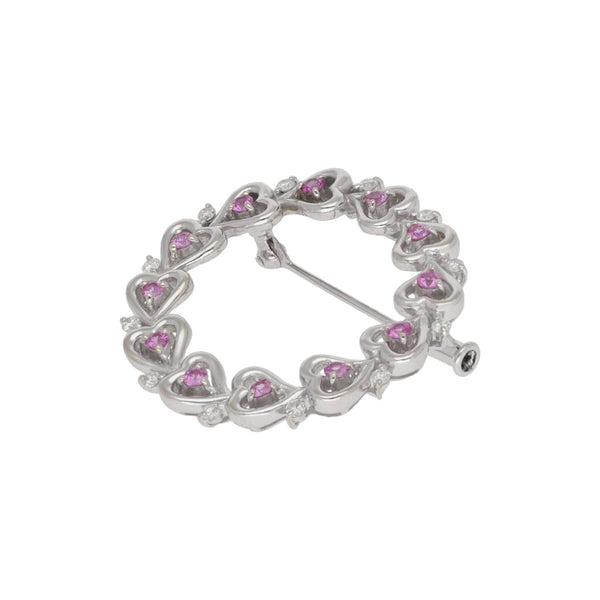 Prendedor diseño especial motivo corazones en diamantes y rubies en oro blanco 18 kilates.