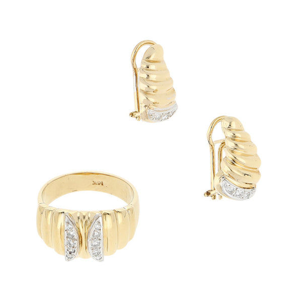 Juego de anillo y aretes estilizados con diamantes en oro dos tonos 14 kilates.