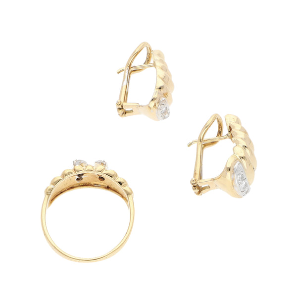 Juego de anillo y aretes estilizados con diamantes en oro dos tonos 14 kilates.