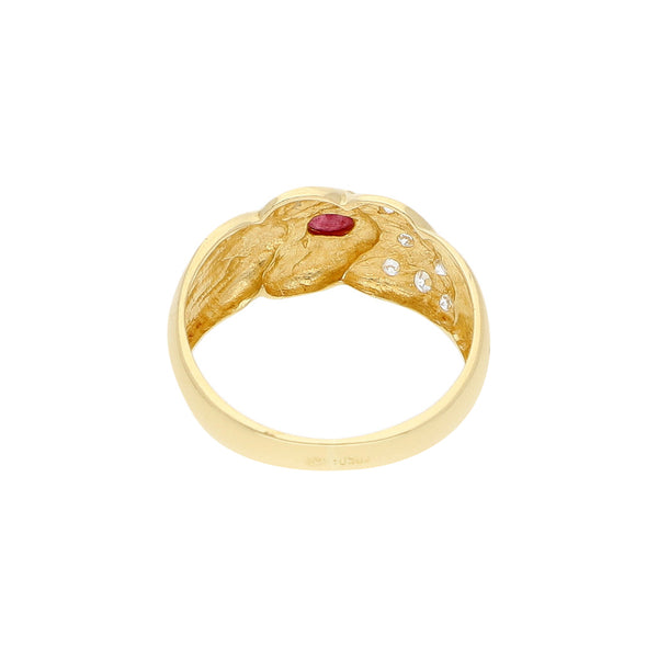 Anillo diseño especial con rubí y circonias en oro amarillo 18 kilates.