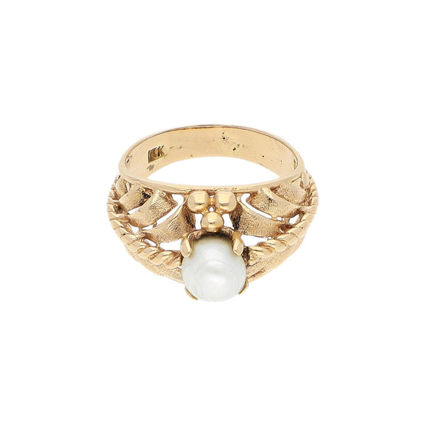 Anillo calado con perla en oro amarillo 18 kilates.