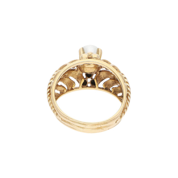 Anillo calado con perla en oro amarillo 18 kilates.