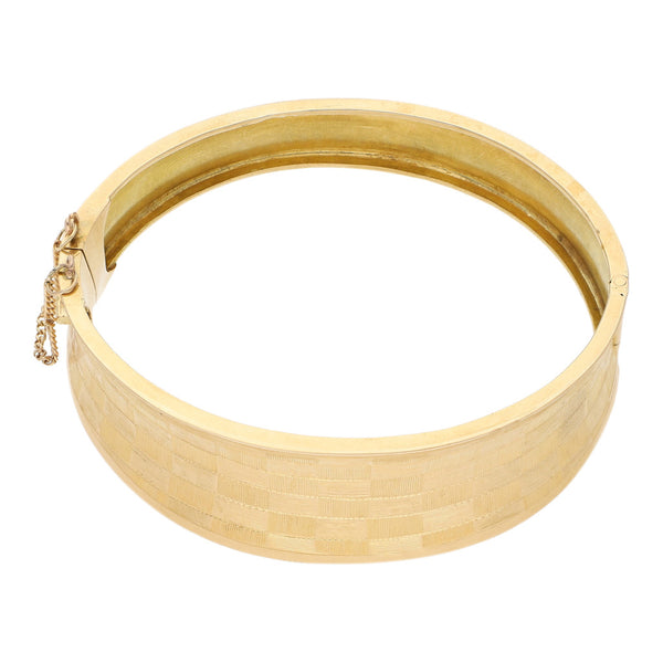 Pulsera de arillo labrada en oro amarillo 16 kilates.