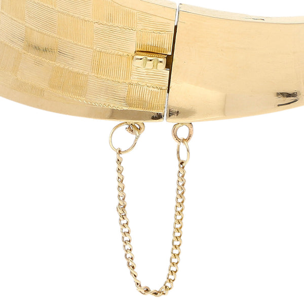 Pulsera de arillo labrada en oro amarillo 16 kilates.