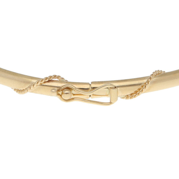 Pulsera de arillo lisa con aplicación en oro amarillo 14 kilate.