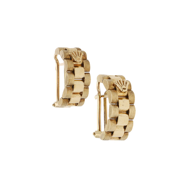 Aretes diseño especial con aplicación motivo corona en oro amarillo 14 kilates.
