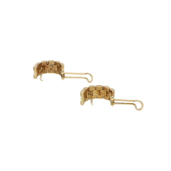 Aretes diseño especial con aplicación motivo corona en oro amarillo 14 kilates.