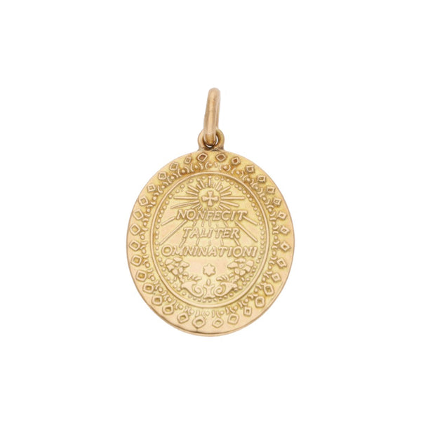 Medalla labrada motivo Virgen de Guadalupe en oro amarillo 14 kilates.