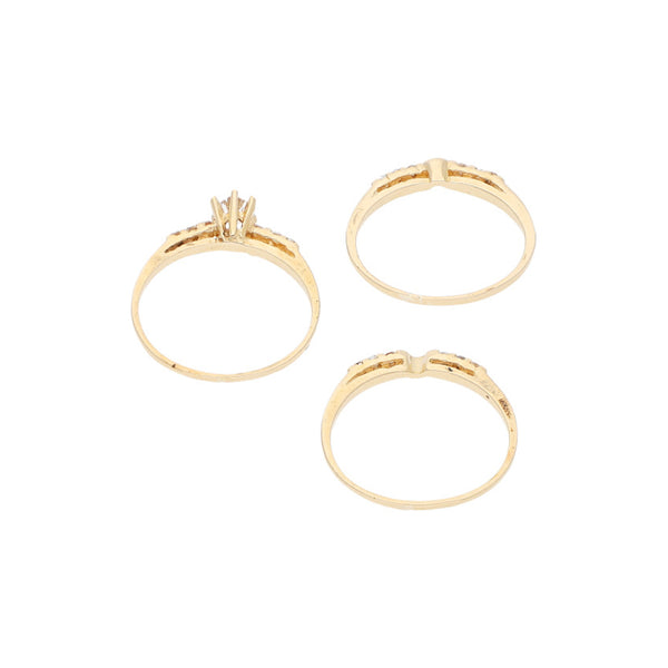 Alianza tres piezas diseño especial con circonias en oro amarillo 14 kilates.