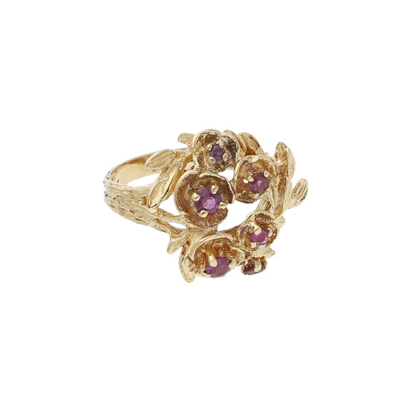 Anillo diseño especial con rubíes motivo flores en oro amarillo 14 kilates.