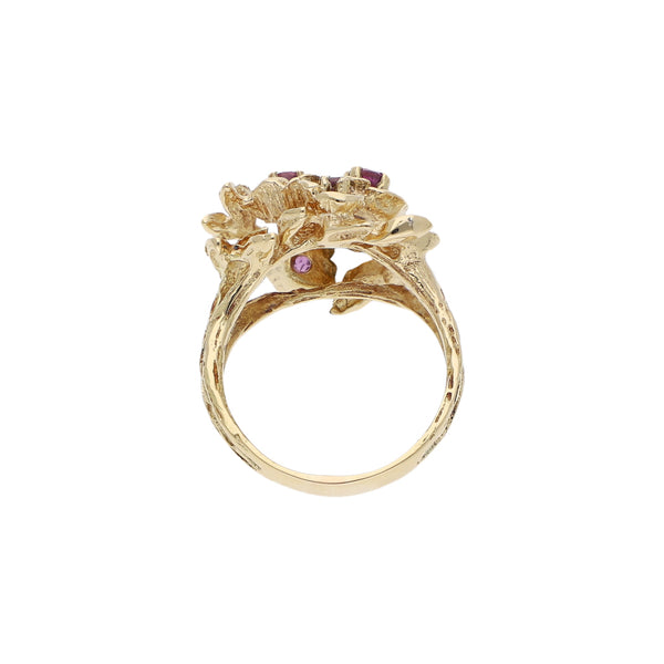 Anillo diseño especial con rubíes motivo flores en oro amarillo 14 kilates.