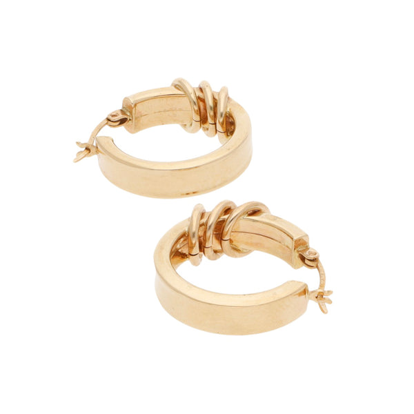 Arracadas huecas con aplicación motivo aros en oro amarillo 14 kilates.