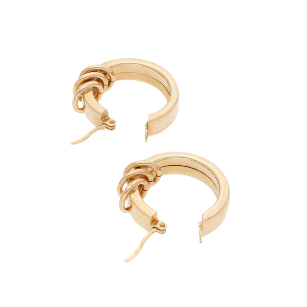 Arracadas huecas con aplicación motivo aros en oro amarillo 14 kilates.